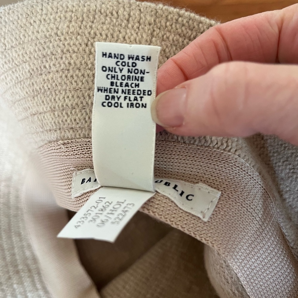 Banana Republic woman’s oatmeal bucket hat in S/M - Picture 5 of 7